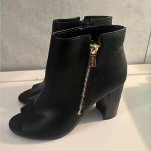 Unisa Y2K Black Leather Box Heel Open Toe Ankle Boots w/ Gold Accents Size 8.5